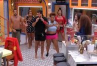 Brothers do BBB 25 se apavoram com gritos, apagão e fumaça na casa; veja