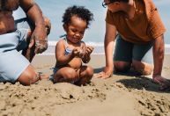 Primeira vez do bebê na praia? 5 pontos de atenção que os pais devem ter