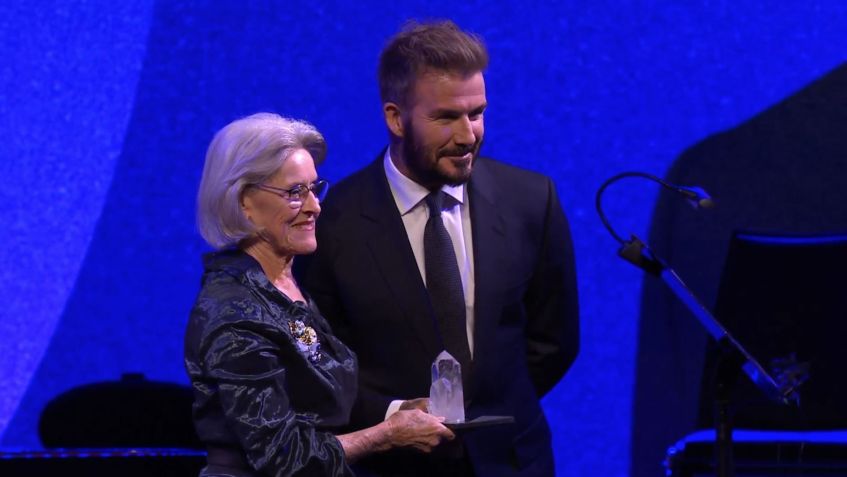 Beckham recebendo o Crystal Awards no Fórum Econômico de Davos • Foto: Reprodução/ @wef