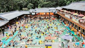 Visitantes aproveitam a piscina de um resort temático em Yangju, Coreia do Sul