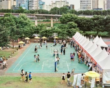 Uma cena de um festival no Parque Esportivo Salgoji