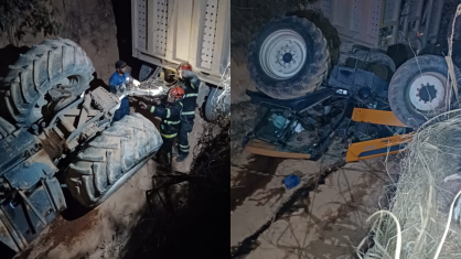 Trator foi atingido por caminhão que capotou