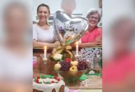 Bolo envenenado: foto antiga mostra "doce igual" e suspeita do crime sorrindo com sogra