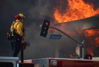 Áreas “parecem ter sido atingidas por bomba”, diz xerife sobre incêndios na Califórnia