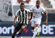 Com um jogador a mais, Botafogo perde para o Maricá na estreia do Carioca