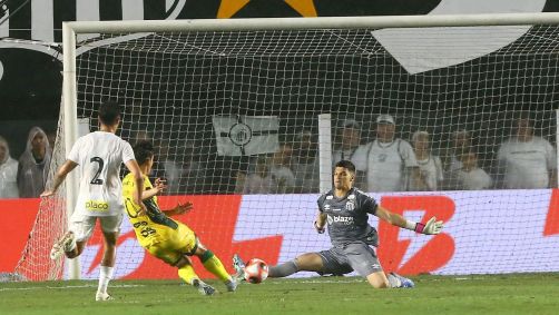 Gabriel Brazão fechou o gol do Santos contra o Mirassol