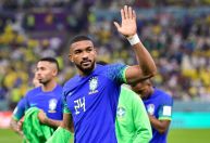 Em meio à lesão, zagueiro da Seleção Brasileira lança dois livros
