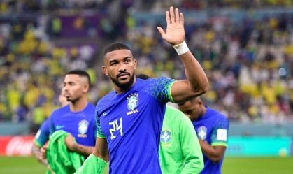 Em meio a lesão, zagueiro da Seleção Brasileira lança dois livros