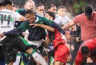 Cenas lamentáveis: clássico entre Coritiba e Athletico-PR tem pancadaria