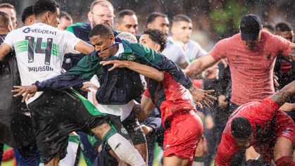 Jogadores de Coritiba e Athletico-PR brigam no Couto Pereira