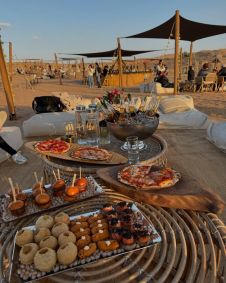 Nas fotos, ela posou ao lado de camelos, mostrou uma refeição servida em tendas no meio da areia, cenas do pôr-do-sol e um registro do grupo com o qual viajou