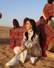 Bruna postou fotos de um passeio no deserto em Dubai que fez com Mavie, sua filha com o jogador de futebol Neymar Jr.