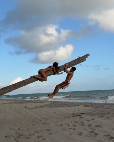 Bruna Marquezine e João guilherme posam em cima de coqueiro na praia • Instagram/ João Guilherme