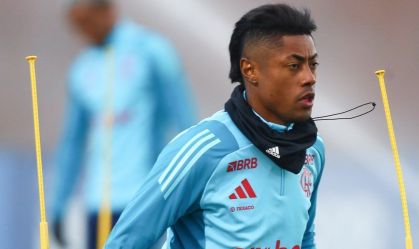 Bruno Henrique treina normalmente no Flamengo após condenação no STJD