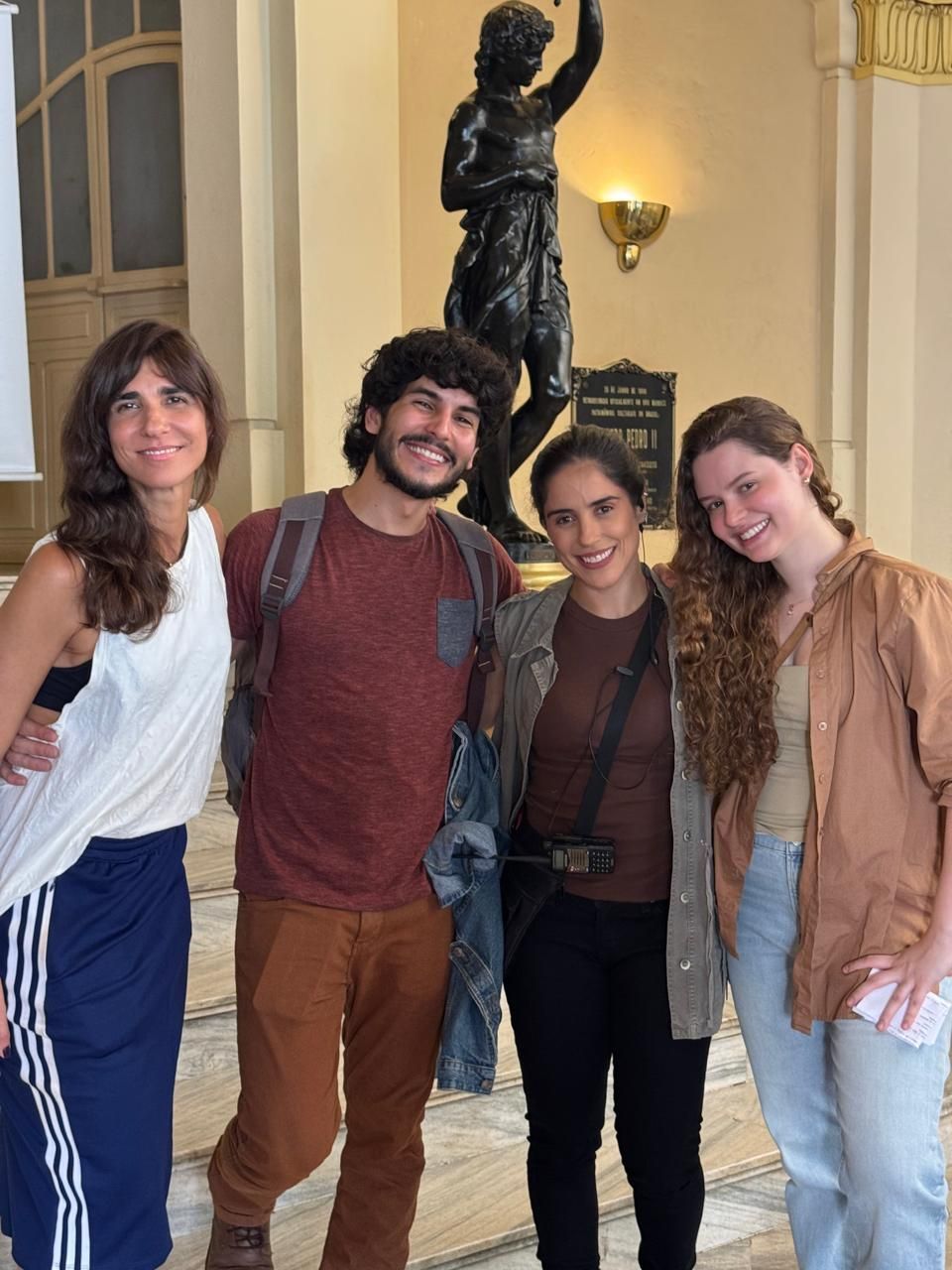 Camilla Camargo nos bastidores de "Coração Sertanejo" com a diretora Flávia Orlando (à esquerda), e os protagonistas Victor e Gabi • Divulgação
