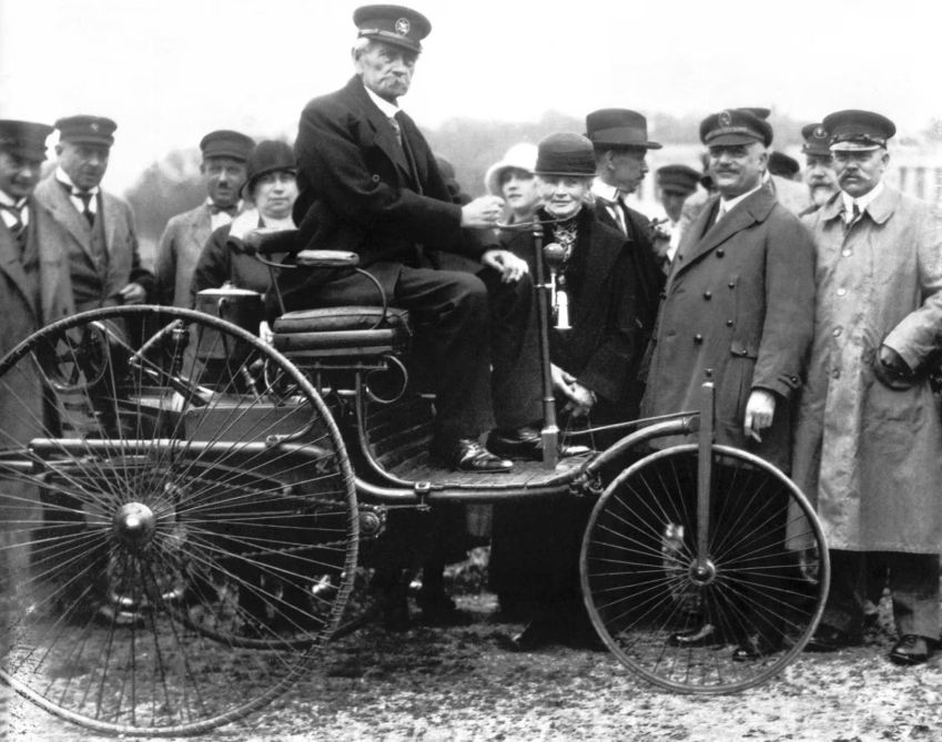 Carl Benz em seu primeiro carro de patente Modelo I de 1886, tirado em Munique em 1925 • Mercedes-Benz/Divulgação
