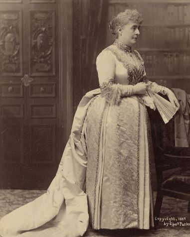 Caroline Harrison em seu vestido feito exclusivamente nos Estados Unidos • Charles Parker/Benjamin Harrison Presidential Site via CNN Newsource