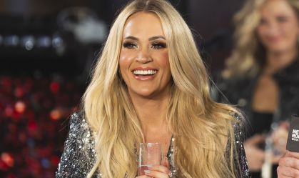 Carrie Underwood muda visual e revela cor natural dos cabelos; veja