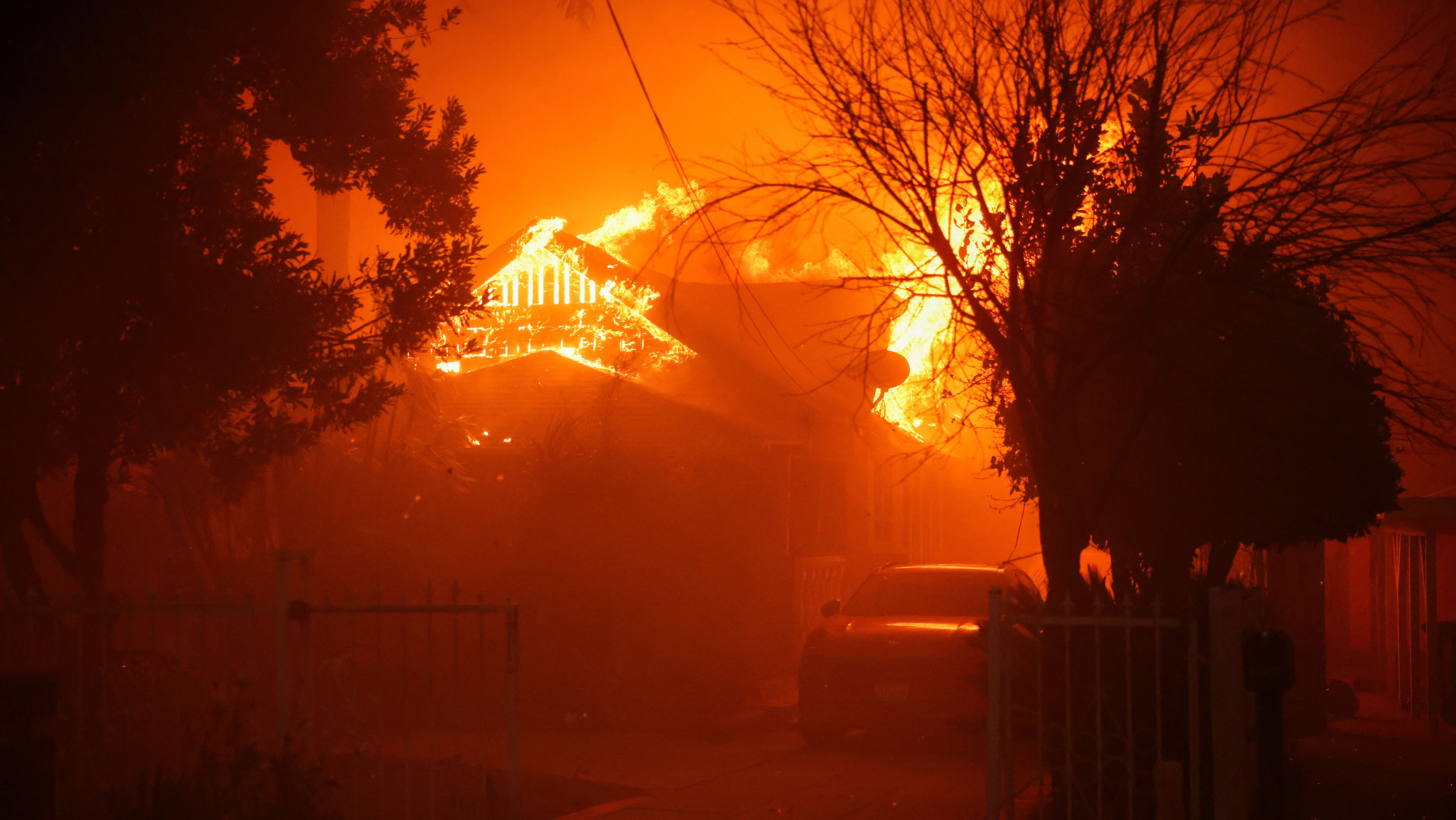 Casa atingida por incêndio florestal na Califórnia.