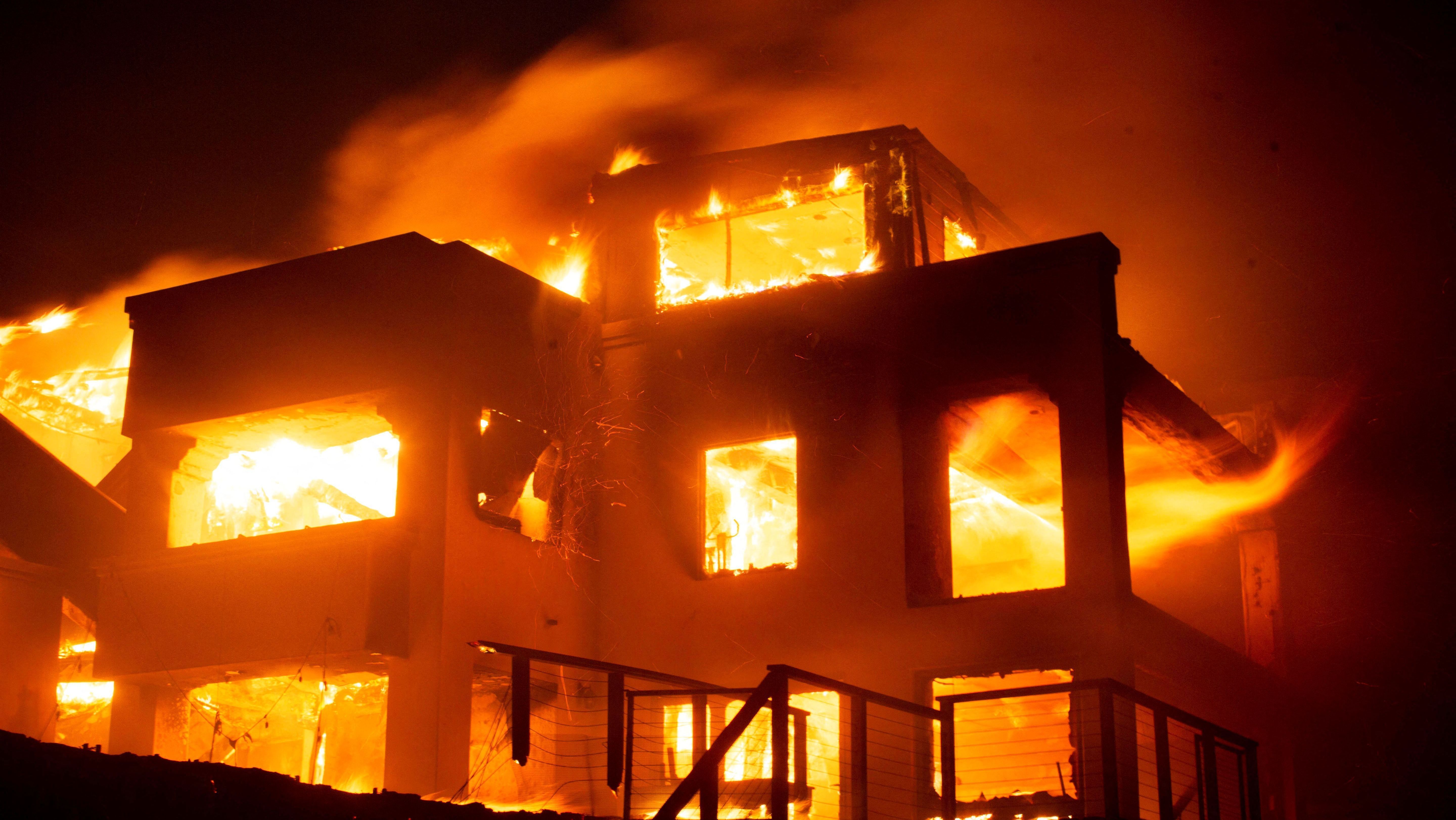 Casa atingida por incêndios florestais na Califórnia.