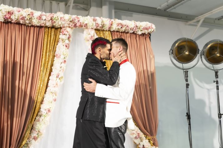 Os designers Jordan Bowen e Luca Marchetto celebraram seu casamento no final do desfile JordanLuca na Coleção Masculina Outono Inverno 2025 da Semana de Moda de Milão • Alessandra Trucillo/Mondadori Portfolio via Getty Images
