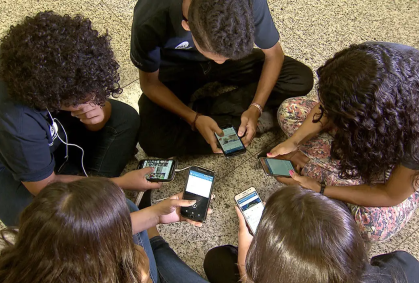 MEC fará pesquisa sobre restrição de celular nas escolas após 1 ano da lei