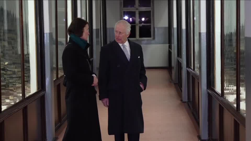 Rei Charles III visita campo de concentração de Auschwitz em celebração ao Dia Internacional em Memória das Vítimas do Holocausto.