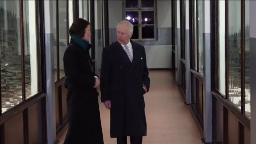 Rei Charles III visita campo de concentração de Auschwitz em celebração ao Dia Internacional em Memória das Vítimas do Holocausto.