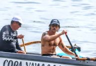 Chay Suede nada e pratica canoa havaiana em grupo no Rio; veja fotos