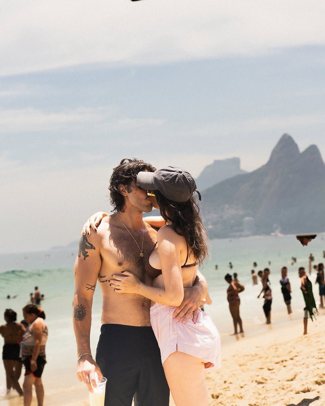 Chay Suede curte dia de praia com a família • Instagram/Chay Suede