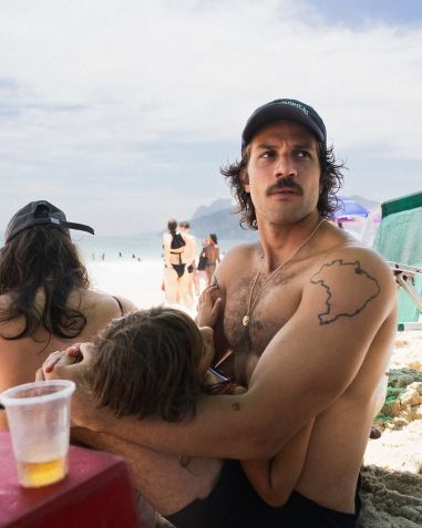 Chay Suede curte dia de praia com a família • Instagram/Chay Suede