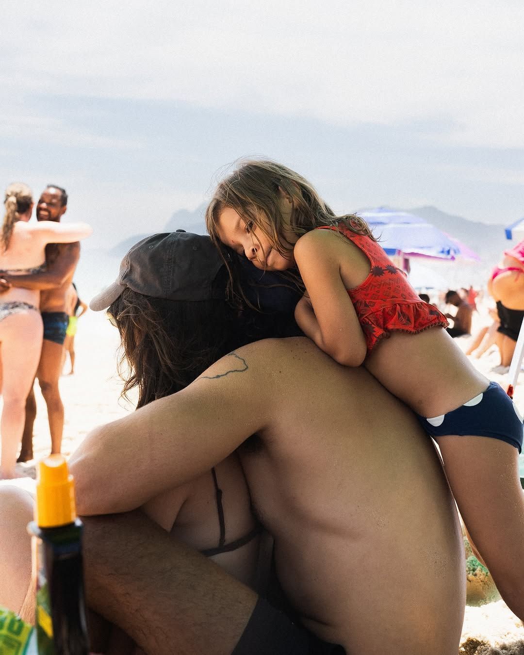 Chay Suede curte dia de praia com a família • Instagram/Chay Suede