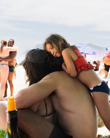 Chay Suede curte dia de praia com a família • Instagram/Chay Suede