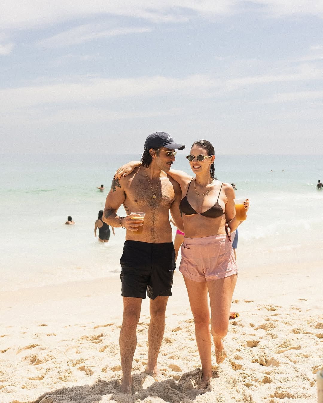 Chay Suede curte dia de praia com a família • Instagram/Chay Suede