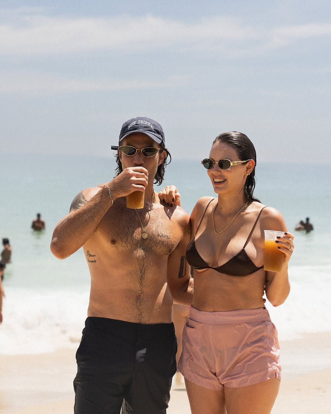 Chay Suede curte dia de praia com a família • Instagram/Chay Suede