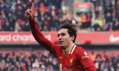 Chiesa comemora gol pelo Liverpool