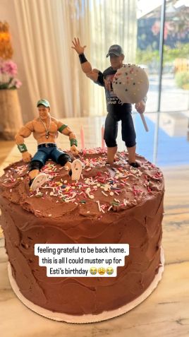 Modelo norte-americana celebrou aniversário da filha após voltar para casa • Instagram/Chrissy Teigen