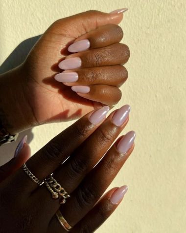 Esmalte cintilante é tendência para 2025 • Reprodução/Pinterest