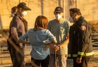 Príncipe Harry e Meghan Markle visitam pessoas afetadas por fogo na Califórnia