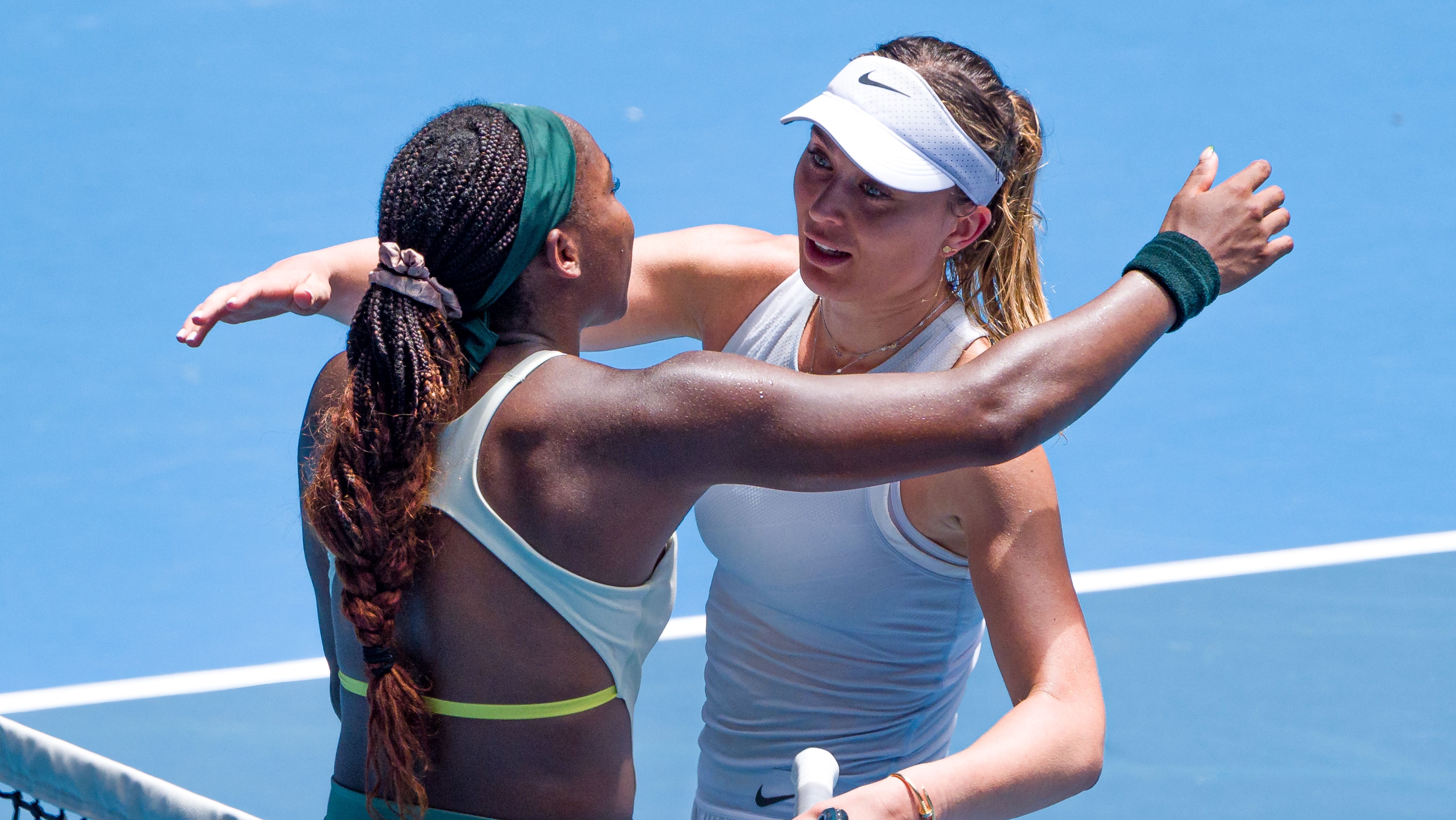 Coco Gauff abraça Paula Badosa após confronto no Australian Open