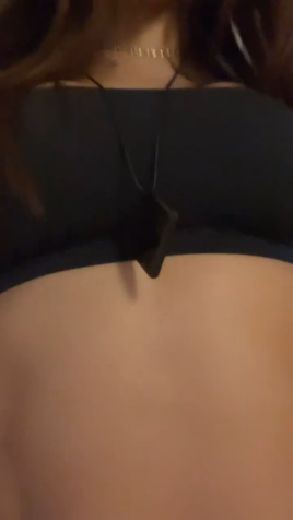 Anitta mostrou colar, que segundo ela protege da radiação do celular • Instagram/Anitta