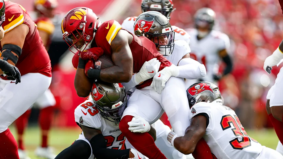 Commanders vence Buccaneers e se classifica para a segunda rodada dos playoffs