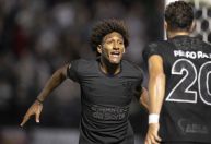De virada, Corinthians vence RB Bragantino em estreia no Paulistão