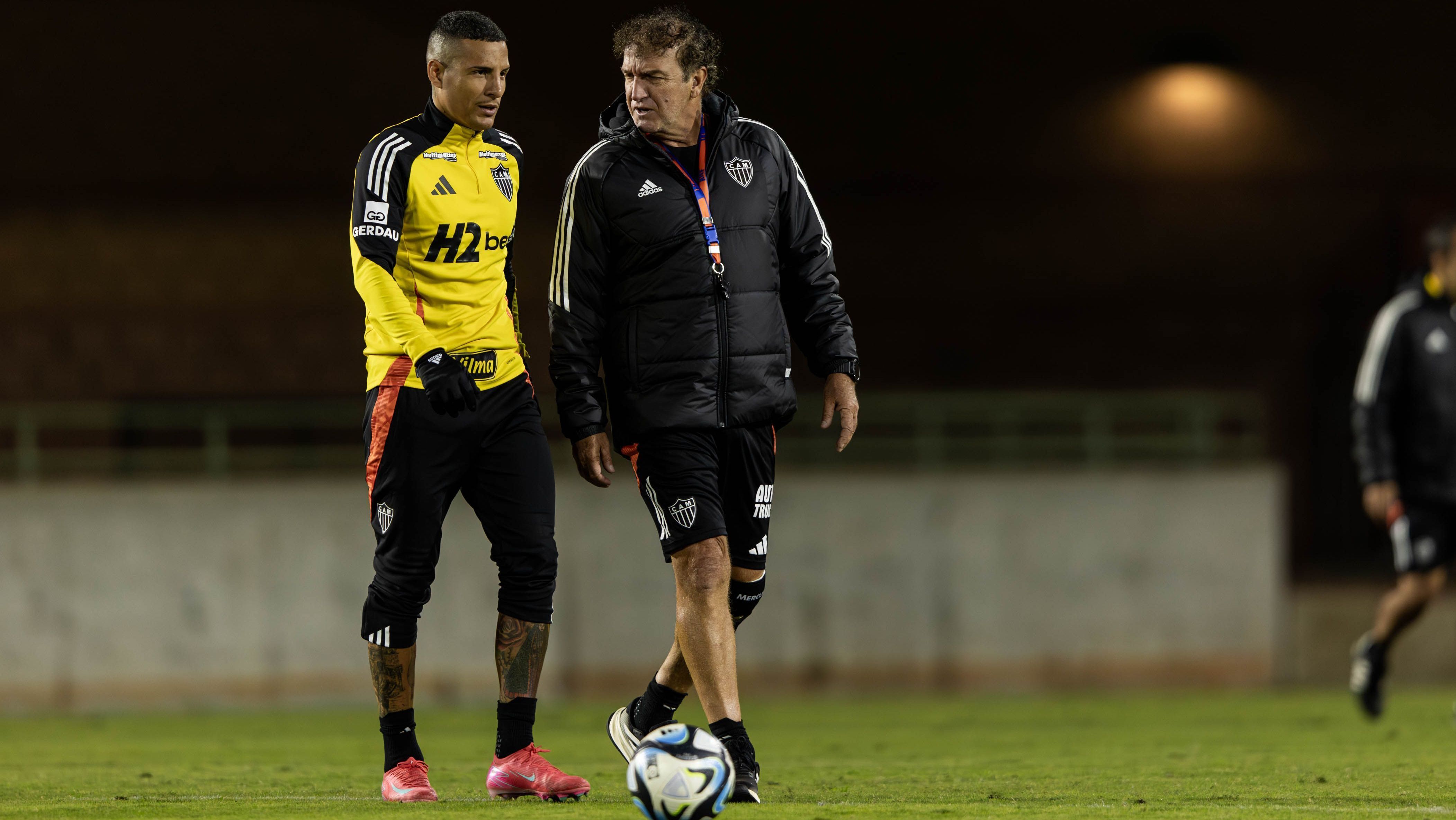 Cuca conversa com Guilherme Arana em treino do Atlético-MG na Flórida