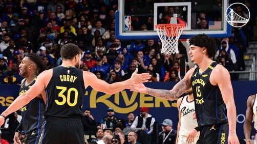 Stephen Curry e Gui Santos em partida do Golden State Warriors