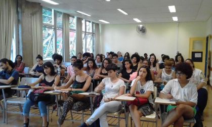 Alunos durante aula de cursinho.