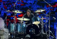 Membros do Nirvana se reúnem em show beneficente de Los Angeles; veja