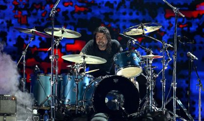 Membros do Nirvana se reúnem em show beneficente de Los Angeles; veja