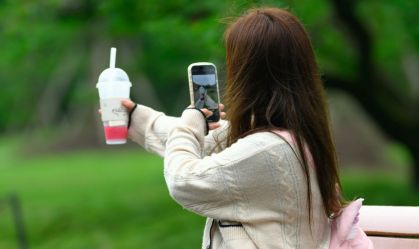 jovem-tira-foto-de-shake-declan-sun-unsplash