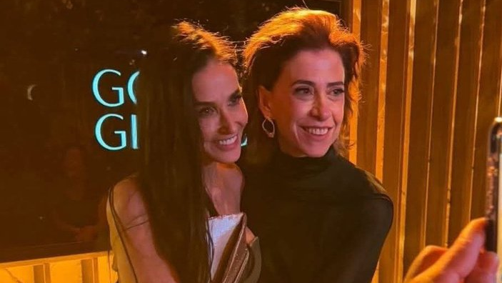 Demi Moore e Fernanda Torres posam juntas após vitória no Globo de Ouro 2025 • Reprodução/ X